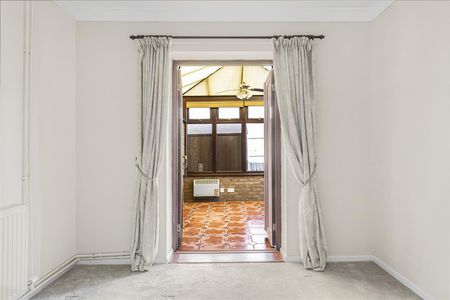 Holland Park, Cheveley, Newmarket - Photo 5