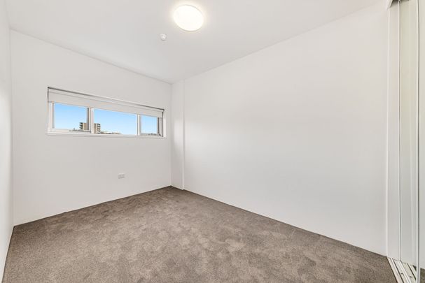 Modern One Bedroom Apartment with Harbour views - Photo 1