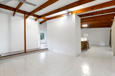 SPACIOUS FAMILY HOME ON MASSIVE BLOCK! - Photo 3