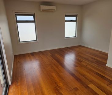 Stylish, Light-Filled Townhouse in Prime Location - Photo 3