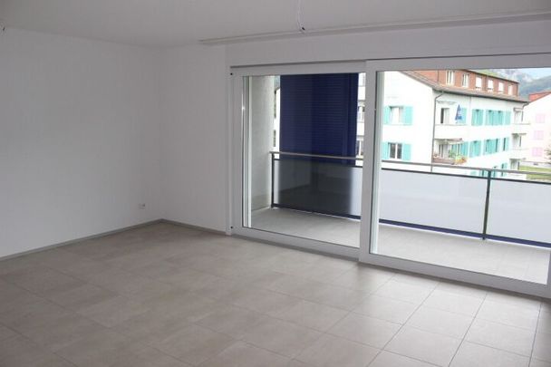 A welcoming residence surrounded by greenery - Photo 1