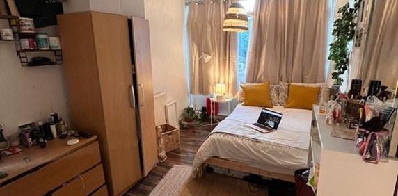 1 bedroom in a flat share to rent - Photo 2