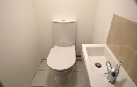 3 Bed Flat, High St North, E6 - Photo 5