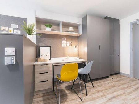 1 bedroom in a flat share to rent - Photo 2