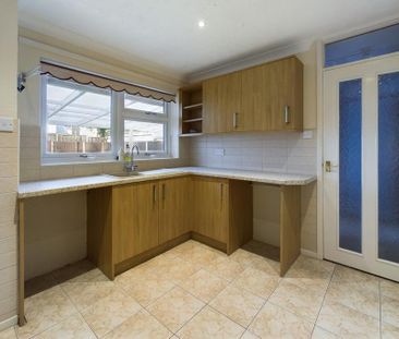 2 bedroom semi-detached bungalow to rent - Photo 4
