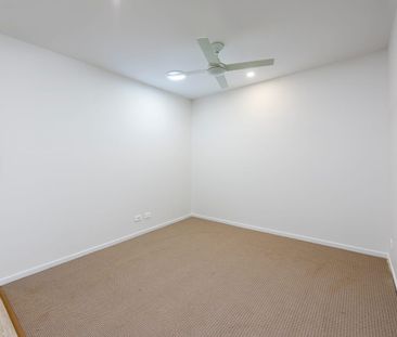 Luxury Living in Coral Cove - 3 Bed + Media + Air Con + Solar - Photo 5