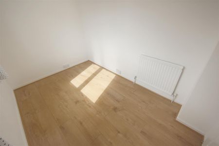 3 Bedroom House - Mid Terrace To Let - Photo 4