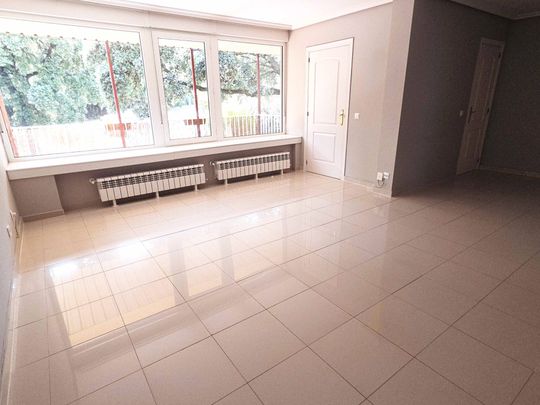 Casa adosada de alquiler en Paseo de Los Parques, 38, Encinar de los Reyes - Photo 1