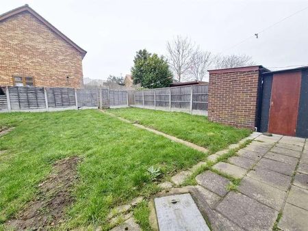 Elliott Gardens, Romford, RM3 - Photo 4