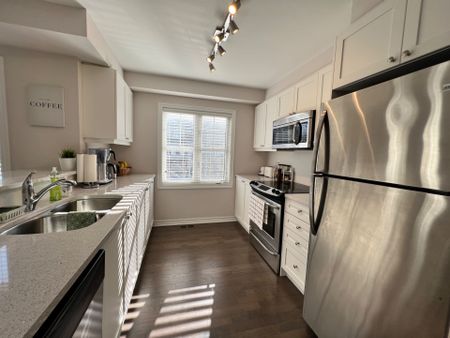 For Lease - 590 Foxlight Circle, Kanata, Ontario - Photo 4