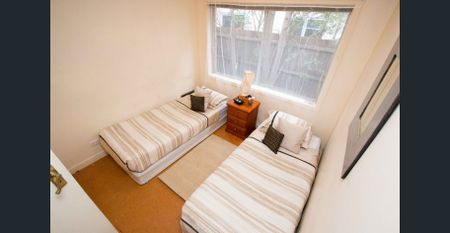 HUGE FURNISHED BEACHSIDE ST KILDA APARTMENT WITH MARINA VIEWS - ALL BILLS INCLUDED - Photo 3