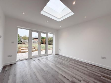 3 bedroom detached bungalow to rent - Photo 2