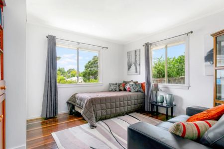 Light-Filled Family Home in Mansfield School Catchment - Photo 4