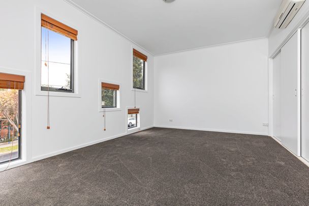 Spacious & Stylish Townhouse Living in Prime Ivanhoe - Photo 1