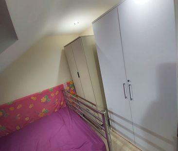 Room in a Shared House, Pembroke Road, IG3 - Photo 1