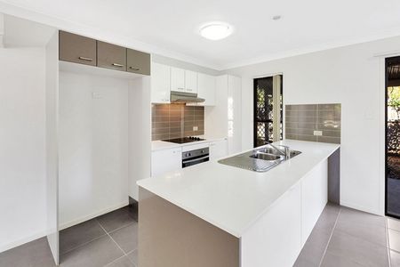 SPACIOUS 3 BED UNIT IN LEAFY COMMUNITY CLOSE TO SHOPS AND SCHOOLS - Photo 3