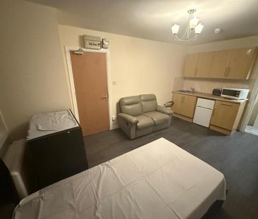 Studio to rent - Photo 2