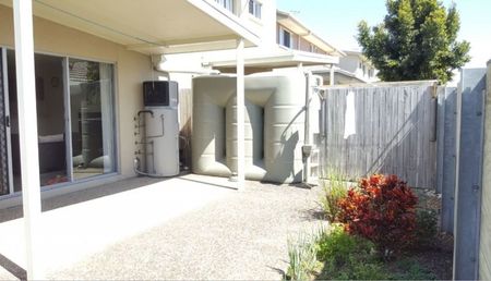 Great location townhouse in Calamvale - Photo 2