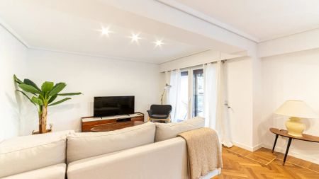 Modern and stylish apartment next to the IE Tower - Photo 2