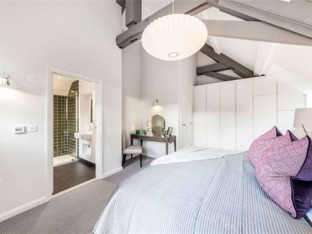 Beautiful interior designed split level apartment with private terrace tucked away in an immaculate period building on Walton Street, moments from the heart of Knightsbridge. - Photo 5