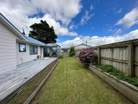 3-Bedroom Home in Lower Hutt! - Photo 4