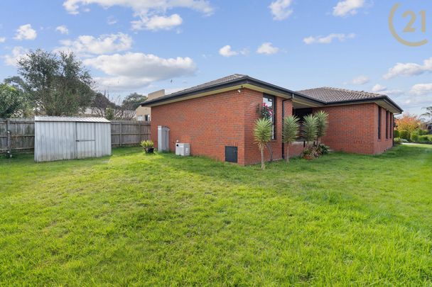 Comfy Family Home in Highly Sought after Location&excl; - Photo 1