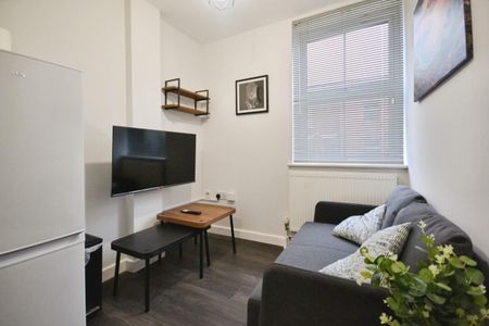 1 bedroom Flat To Let - Photo 2