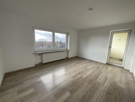 Bereits modernisierte 3-ZKB-Balkonwohnung im Hochhaus in Heppens zu vermieten! - Photo 4