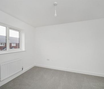 4 bedroom semi-detached house to rent - Photo 5