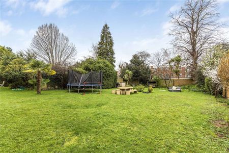 SHORT LET: A lovely two bedroom lateral apartment with private patio and communal gardens adjacent to Wimbledon Common. - Photo 2