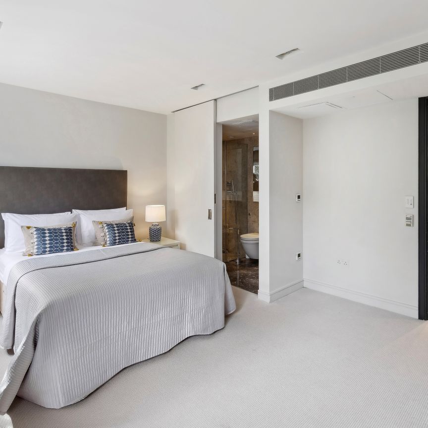 Recently renovated two-bedroom apartment in Knightsbridge - Photo 1