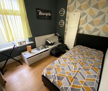 £1,250 PCM 4 Double Bedroom House with Enclosed Garden in Caerleon ... - Photo 5