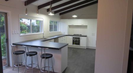 4 bedroom family home with a pool! - Photo 2