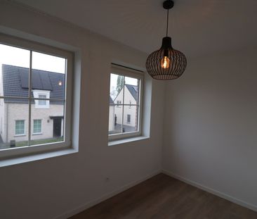 Nieuwbouwwoning met 3 slaapkamers, zolder, tuin en 2 autostaanplaat... - Foto 4