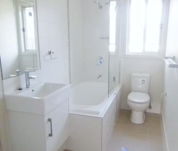 Neat 2-Bedroom Duplex - Water included - Photo 5