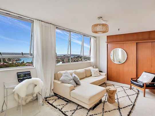 Spacious 1-Bedroom Apartment with Panoramic Views - Photo 1