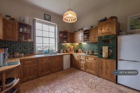 1 bedroom in a house share to rent - Photo 4