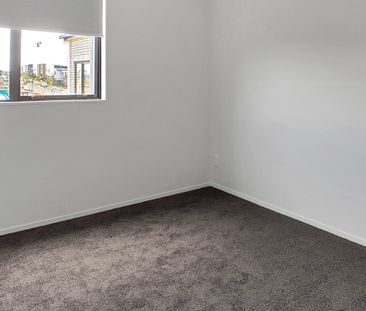 HOBSONVILLE - Terrace House - Photo 6