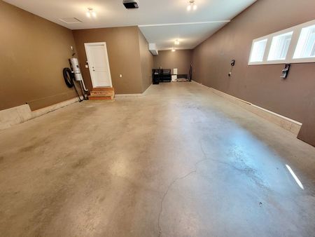 Beautiful 4 bed + den/4 bath Home in Wilden - Photo 3