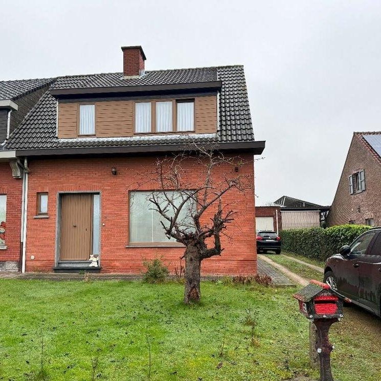 Rustig gelegen half open bebouwing met 3 slaapkamers, garage en tuin. - Photo 1