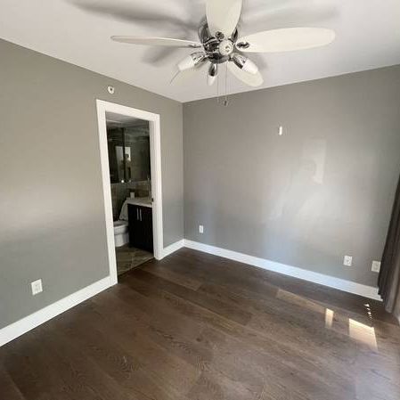 2 Br 2Bth new floor fresh dry wall painted apartment - Photo 4