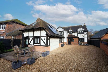 5 bed detached house to rent in Fenns Lane, Woking, GU24 - Photo 2