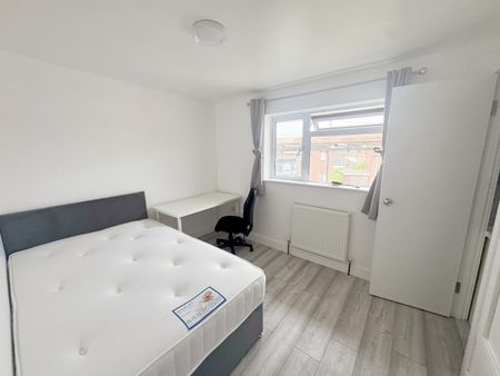 Room in a Shared House, Stothard Road, BS7 - Photo 3