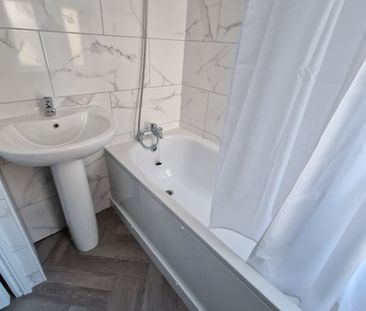 6 Bed Terraced House, West End Avenue, E10 - Photo 4