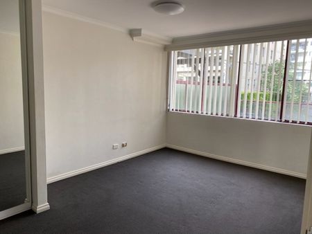 SPACIOUS, LIGHT & SUNNY, 3 BEDROOM SECURITY APARTMENT IN 'OSCAR ON HOLLYWOOD' - Photo 4