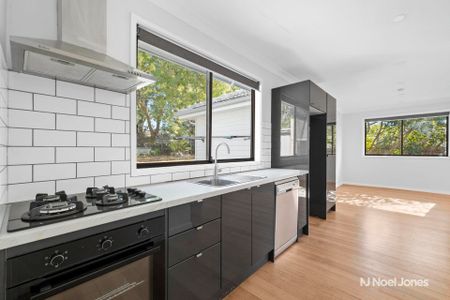 10 Lorienne Street, HEATHMONT - Photo 2