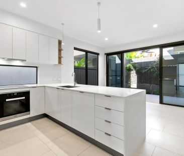 Modern 3 Bedroom Home in Central Coolum! - Photo 2