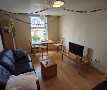 2 bedroom flat to rent - Photo 2