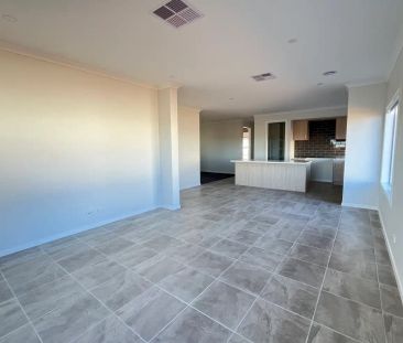 “Brand New 4 bedroom house in Truganina - Solar panels installed !!!” - Photo 4