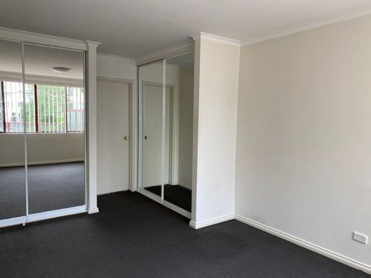 SPACIOUS, LIGHT & SUNNY, 3 BEDROOM SECURITY APARTMENT IN 'OSCAR ON HOLLYWOOD' - Photo 1